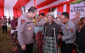 Kapolda NTB Serahkan Bantuan Sosial di Sekotong, Tekankan Pentingnya Pilkada Aman