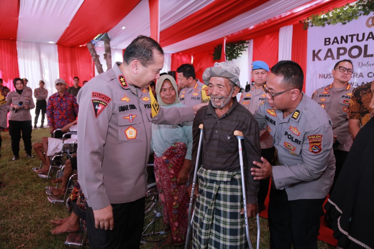 Kapolda NTB Serahkan Bantuan Sosial di Sekotong, Tekankan Pentingnya Pilkada Aman