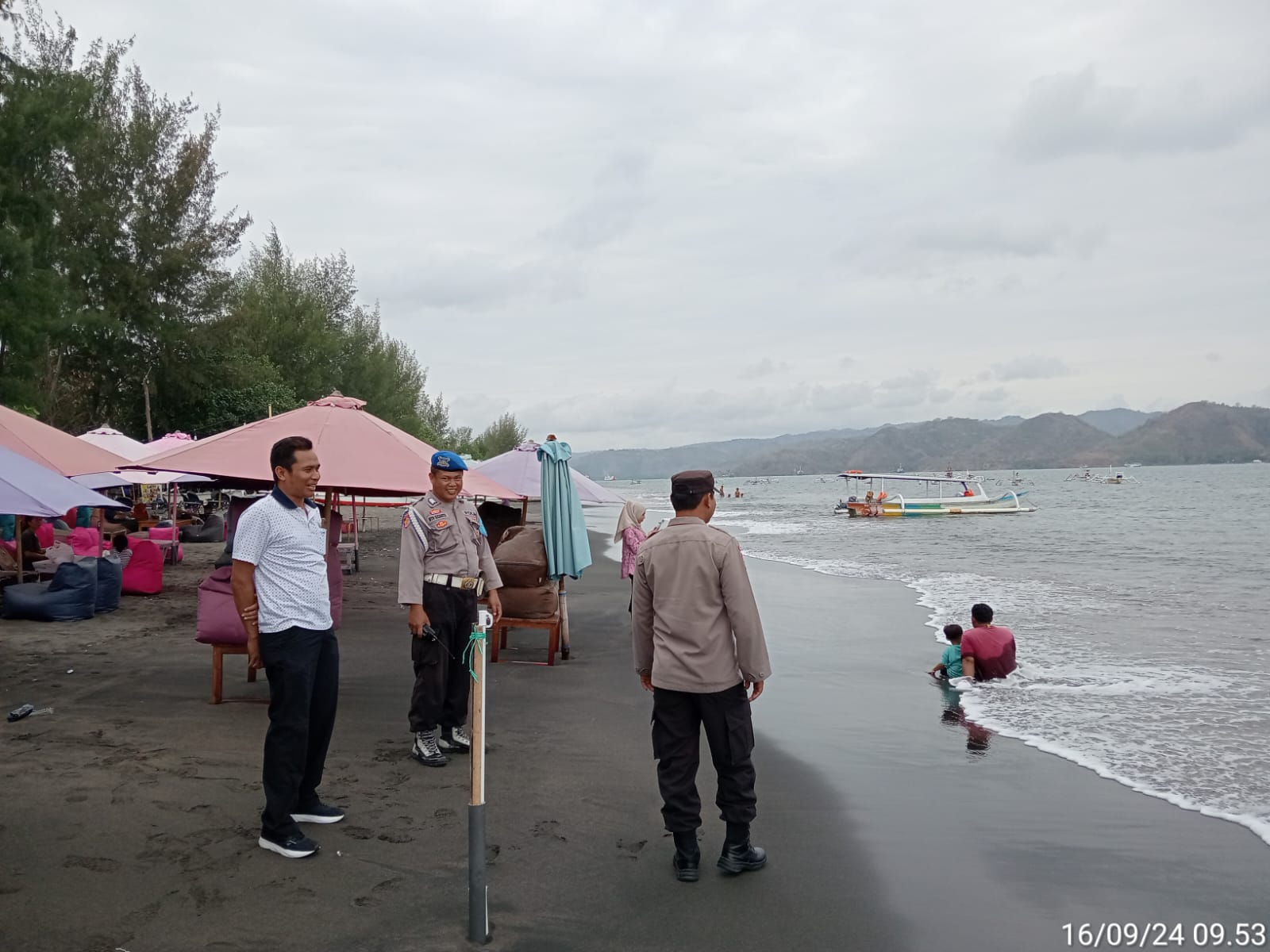 Patroli KRYD Polsek Lembar Jaga Keamanan Pantai Cemare