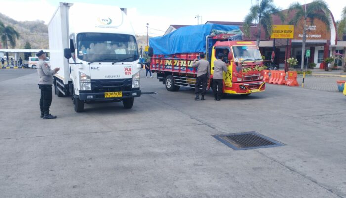 Kepolisian Pelabuhan Lembar Jaga Keamanan Penumpang dan Kendaraan dengan Patroli Intensif