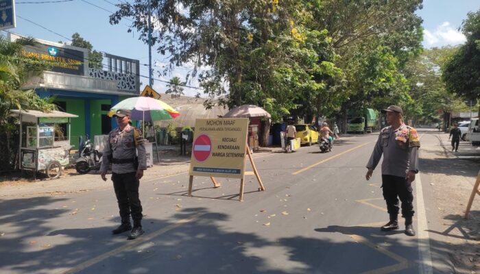 Efektif! Polsek Labuapi Atasi Kemacetan Proyek Jembatan di Simpang 3 Labuapi