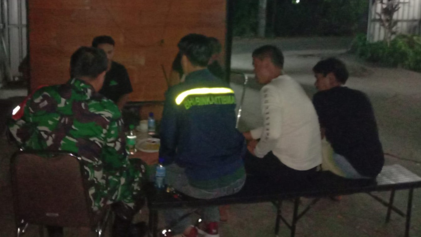 Sambang Malam TNI-Polri Jaga Keamanan Batulayar Barat