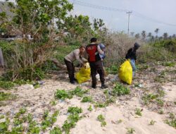 Kolaborasi Komunitas & Polsek Bersihkan Pantai Pengantap