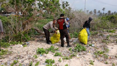 Bersih-Bersih Pantai Pengantap, Peringatan Hari Pahlawan yang Penuh Semangat Gotong Royong