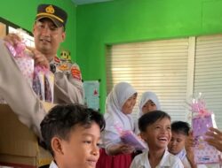 Kapolsek Lembar Ajak Anak Indonesia Semangat Belajar Lewat Pembagian Alat Tulis