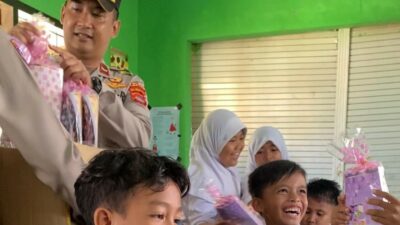 Kapolsek Lembar Bagikan Alat Tulis, Dukung Literasi Siswa!