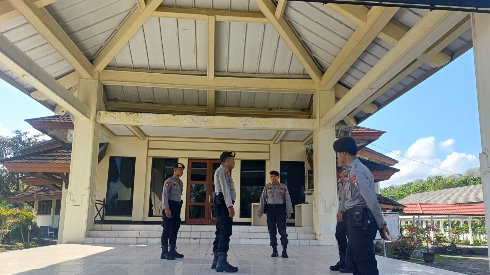 Menjaga Kondusifitas, Polres Lombok Barat Patroli di Kantor Pemda & DPRD