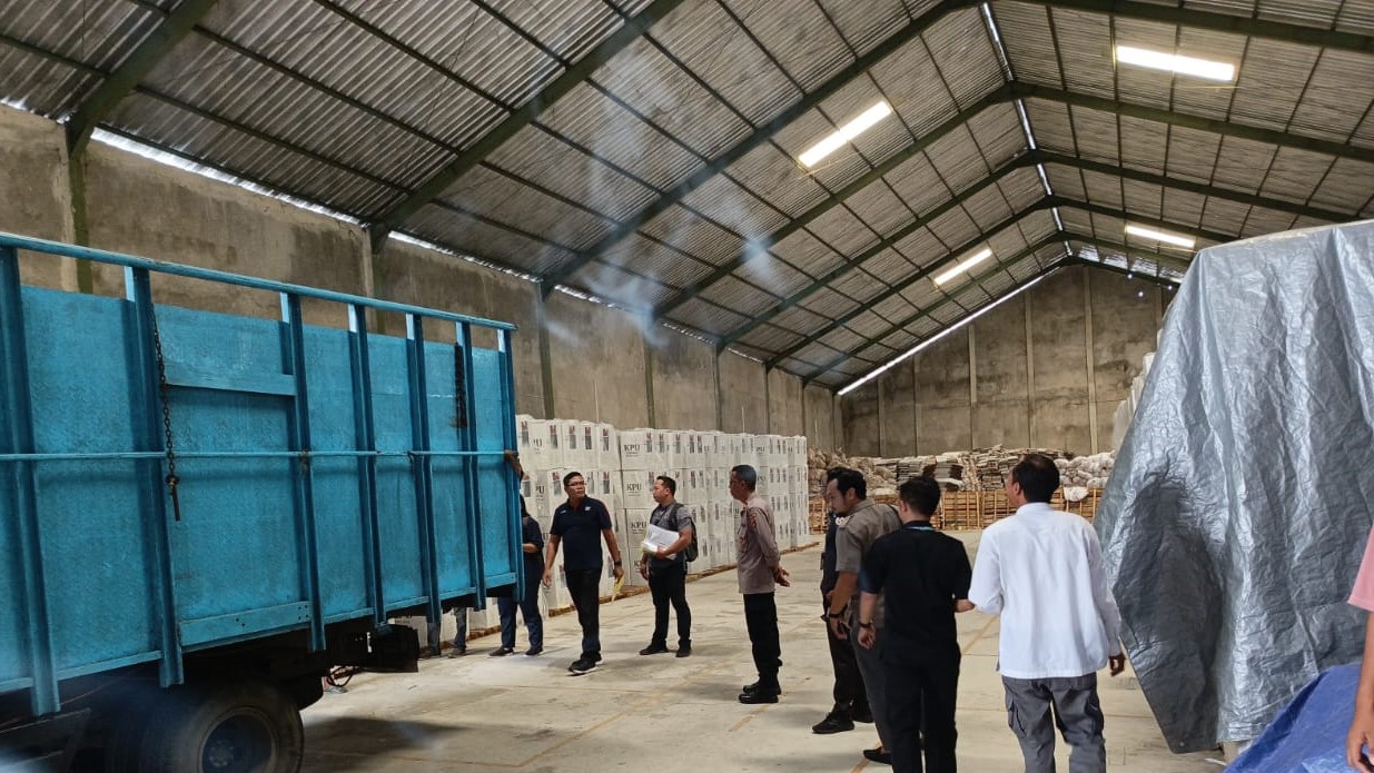 Pilkada Lombok Barat Pengamanan Gudang Logistik KPU 24 Jam Nonstop