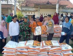 Mendukung Program Ketahanan Pangan, Bhabinkamtibmas Desa Senayan Dampingi Penyaluran Bantuan Bibit Jagung kepada Kelompok Tani