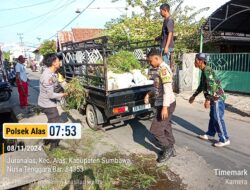 Personel Polsek Alas Ikut Berpartisipasi dalam Kegiatan Gotong Royong di Desa Juranalas