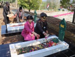 Hari Pahlawan, Kapolres Sumbawa Pimpin Upacara Dan Tabur Bunga Di Taman Makam Pahlawan