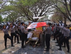 Beri Penghormatan Terakhir, Polres Sumbawa Gelar Upacara Perabuan Jenazah Almarhum Aiptu I Komang Agus Antara