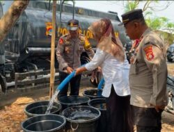 Polres Lombok Utara Salurkan Air Bersih ke Desa Selengen