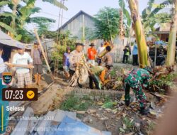 TNI-Polri Bersama Masyarakat Di Alas Gotong Royong Bersihkan Lokasi Pembangunan Rumah Layak Huni Untuk Mbah Selamet