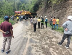 Polsek Maluk Amankan Arus Lalu Lintas Evakuasi Truk Fuso yang Terguling