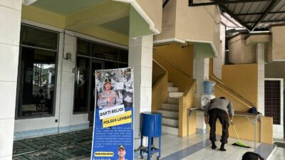 Bakti Religi Polsek Lembar, Kolaborasi Bersihkan Masjid