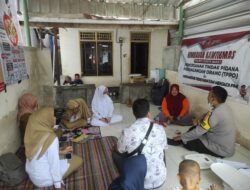 Lindungi PMI, Polsek Labuapi Edukasi Warga Soal Pengiriman Pekerja Migran Aman