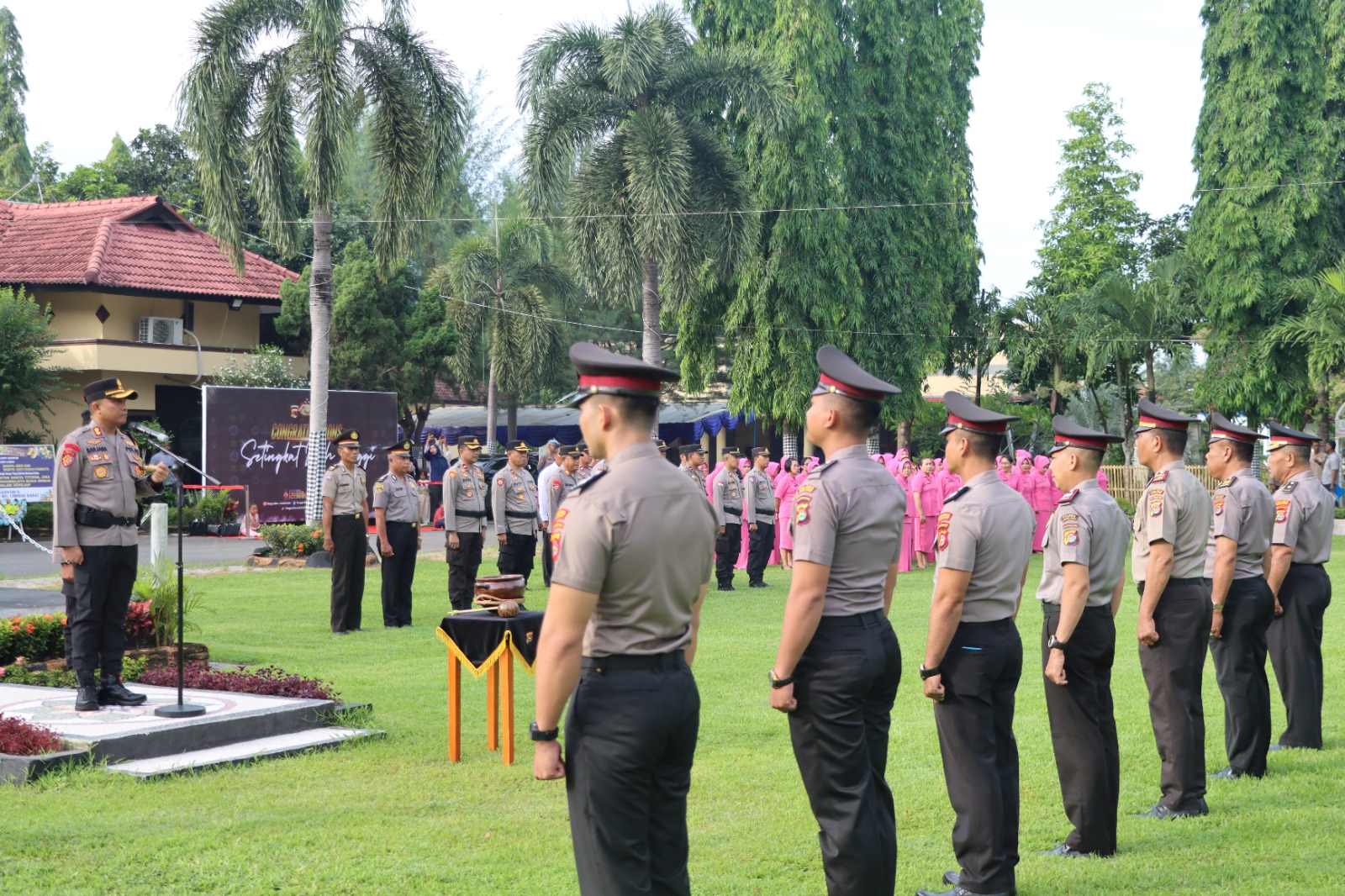 Dedikasi dan Loyalitas Dihargai: Polres Lombok Barat Gelar Upacara Kenaikan Pangkat dan Purna Tugas