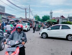 Lancar & Aman, Polisi Atur Lalu Lintas di Pasar Paok Kambut