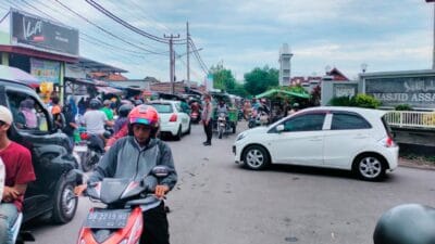 Lancar & Aman, Polisi Atur Lalu Lintas di Pasar Paok Kambut