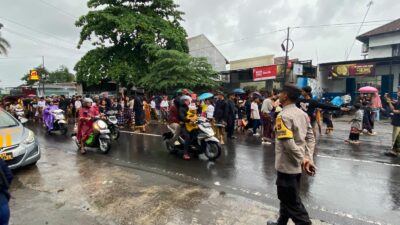 Polisi Kawal Nyongkolan di Kediri, Wujud Sinergi Jaga Tradisi Lombok