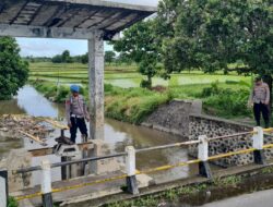 Cek Debit Air, Polsek Kediri Cegah Potensi Banjir dan Pohon Tumbang