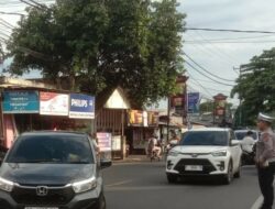 Amankan Pengguna Jalan, Polisi Siaga di Simpang Montong