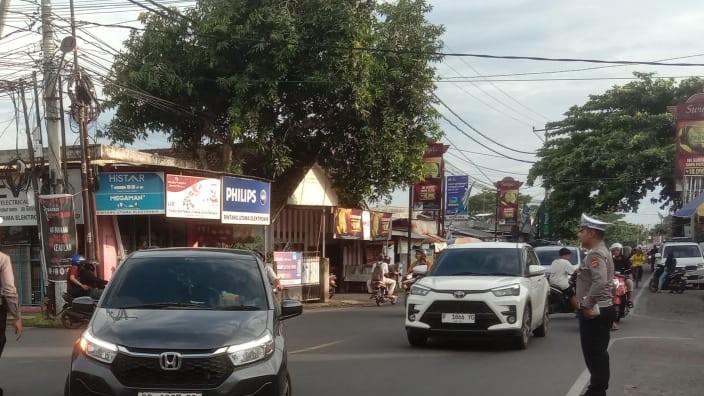 Polisi Turun Langsung, Atasi Kemacetan di Jam Sibuk di Batulayar