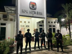 Personel Polres Bima Kota dan Batalyon C Pelopor Sat Brimobda NTB Kawal Ketat Kantor KPU Kota Bima dalam OMP Rinjani 2024