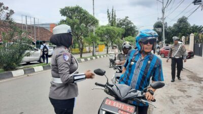 Sat Lantas Polres Bima Kota Tertibkan Pelanggar Lalu Lintas Kasat Mata di Jalan Gatot Subroto