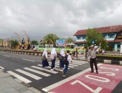 Anggota Polsek Tanjung Gelar Rawan Pagi, Seberangkan Pelajar