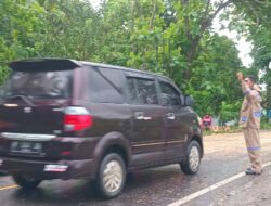 Bhabinkamtibmas Kelurahan Sampir dan BPBD Bersinergi Evakuasi Pohon Tumbang