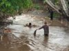 Kapolsek Kempo Pimpin Pencarian Korban Terseret Arus Banjir di Sungai Desa Konte, Aksi Luar Biasa Tanpa Kenal Lelah