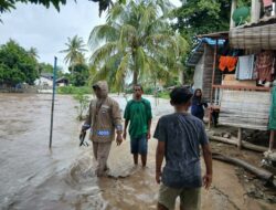 Luapan Air Sungai Sebabkan Banjir di Kota Bima, Bhabinkamtibmas Gerak Cepat Bantu Warga