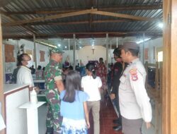 Personel Pos Pam Ops Lilin 2024 Polres Sumbawa Barat Beri Pelayanan Pengamanan Ibadah Minggu Umat Nasrani