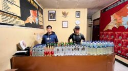 Berantas Pematik Tindak Pidana, Polsek Sape Sita Ratusan Botol Miras dari Pedagang