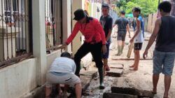 Bhabinkamtibmas Bersama Warga Gotong Royong Pasca Banjir di Kelurahan Paruga