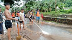 Pasca Banjir, Bhabinkamtibmas Kelurahan Kendo Bersama BPBD dan Warga Gelar Gotong Royong