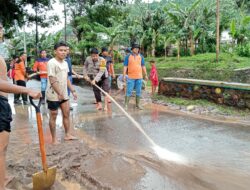 Pasca Banjir, Bhabinkamtibmas Kelurahan Kendo Bersama BPBD dan Warga Gelar Gotong Royong