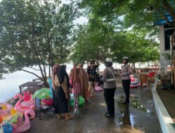 Personel Sat Lantas Polres Bima Kota Berikan Himbauan Keselamatan di Objek Wisata Pantai Lawata