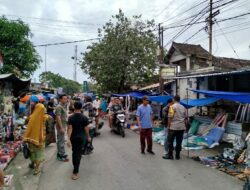 Patroli Rutin Polsek Praya Sambangi Pasar Renteng.