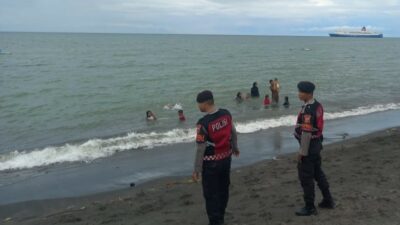 Antisipasi Gangguan Kamtibmas, Polres Lombok Barat Intensifkan Patroli di Pantai Cemara