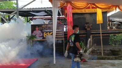 Cegah DBD, Polres Lombok Barat Proaktif Lakukan Fogging di Lingkungan Polsek