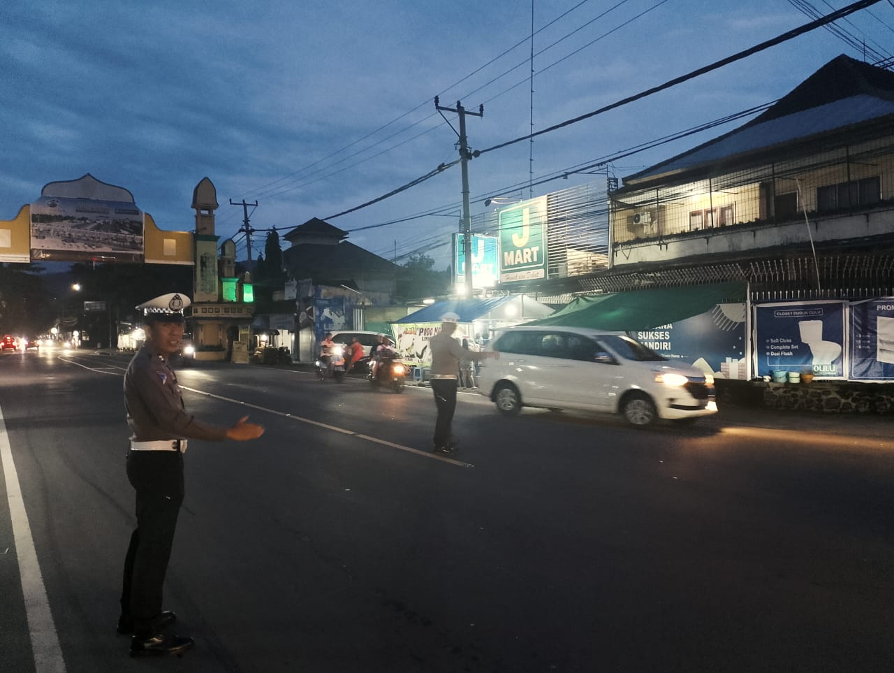 Senggigi Malam Ini, Polisi Turun Tangan Atur Lalu Lintas Demi Kenyamanan Wisatawan