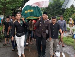 Kapolsek Kempo Tunjukkan Kepedulian, Turut Pikulkan Keranda Jenazah Warga Desa Kempo