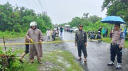 Akibat hujan lebat jalan terputus, Polsek Sekongkang memasang garis Polisi