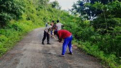 Peduli Kebersihan Lingkungan, Bhabinkamtibmas Desa Mantar Polsek Poto Tano Laksanakan Gotong Royong Bersama Masyarakat