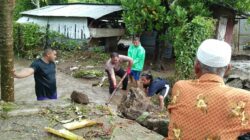 Bhabinkamtibmas Desa Sekongkang Bawah Bantu Masyarakat Terdampak Banjir