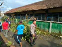 Bhabinkamtibmas Kelurahan Bugis bersama Tiga Pilar bersinergi dengan masyarakat  gotong royong buat asri lingkungan