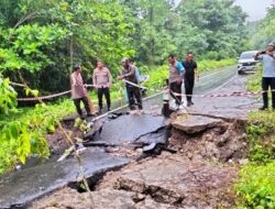 Akibat curah hujan tinggi ruas jalan amblas tidak bisa dilalui, Polsek Sekongkang memasang garis Pengaman